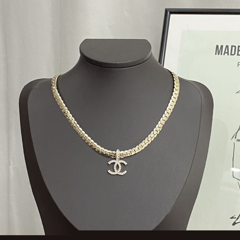 Ba*len*cia*ga necklaces